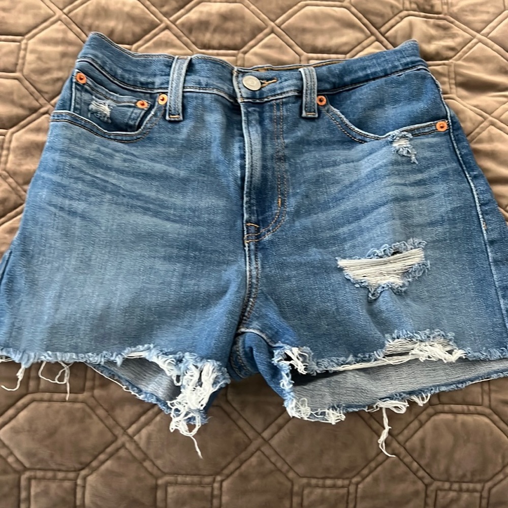 Levis high rise shortie size 26